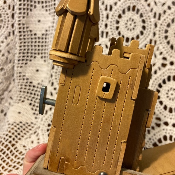 Vintage Camelot Castle Music Box - Picture 8 of 17